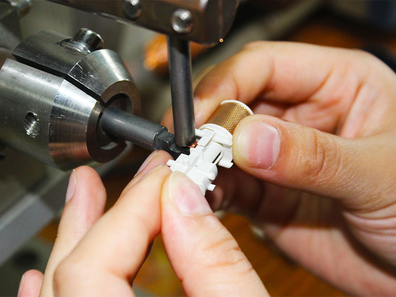 逆变直流电阻碰焊机-手工焊接汽车传感器的线圈漆包线，加铜套和PIN脚焊接